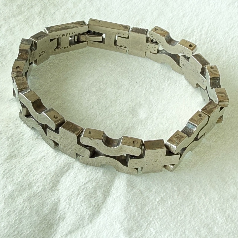 Elegant Silver Bracelet - Picture 2 of 9